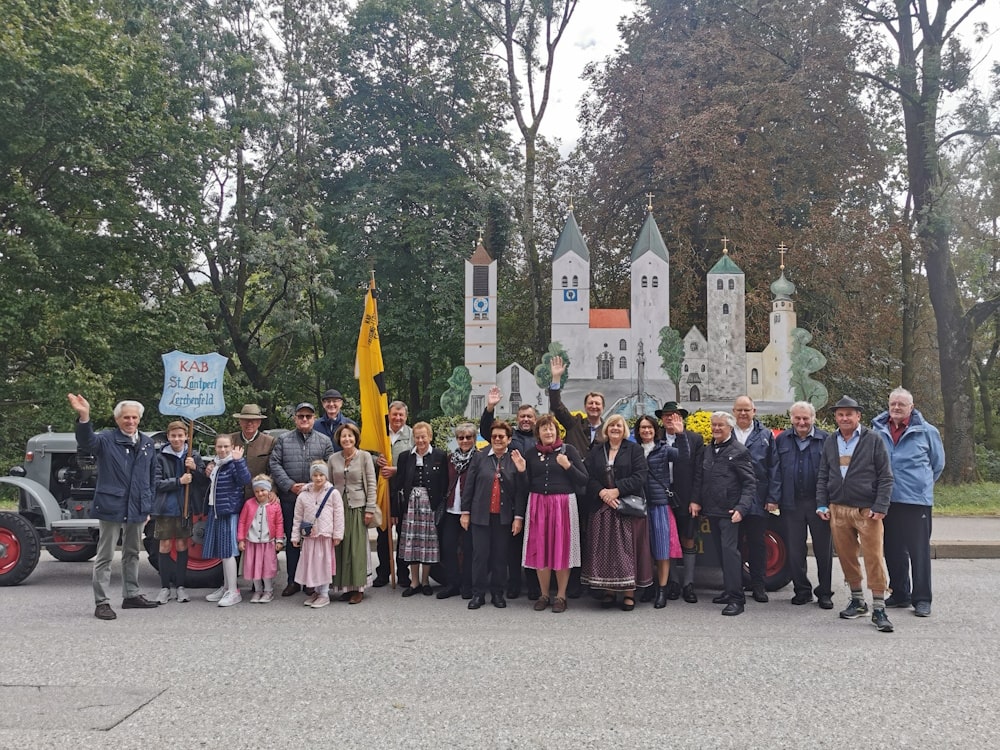 KAB Freising-Lerchenfesld vor dem Wagen.